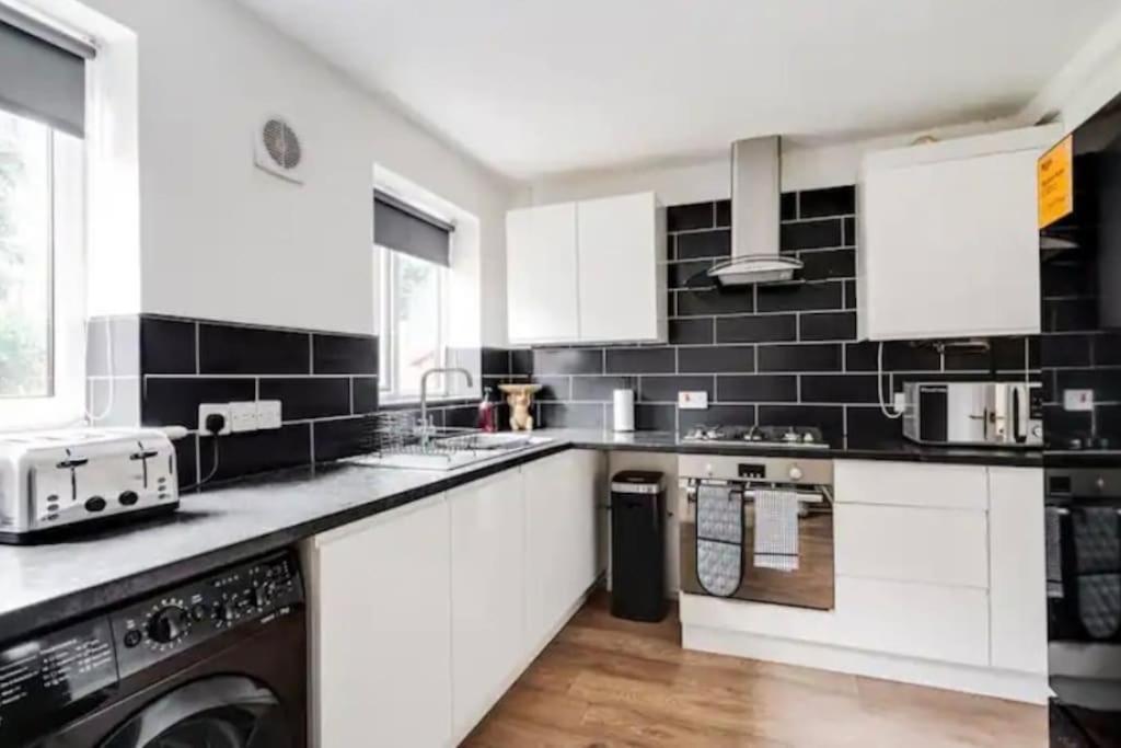 New Build House Near Trafford Centre With Drive Manchester Ngoại thất bức ảnh